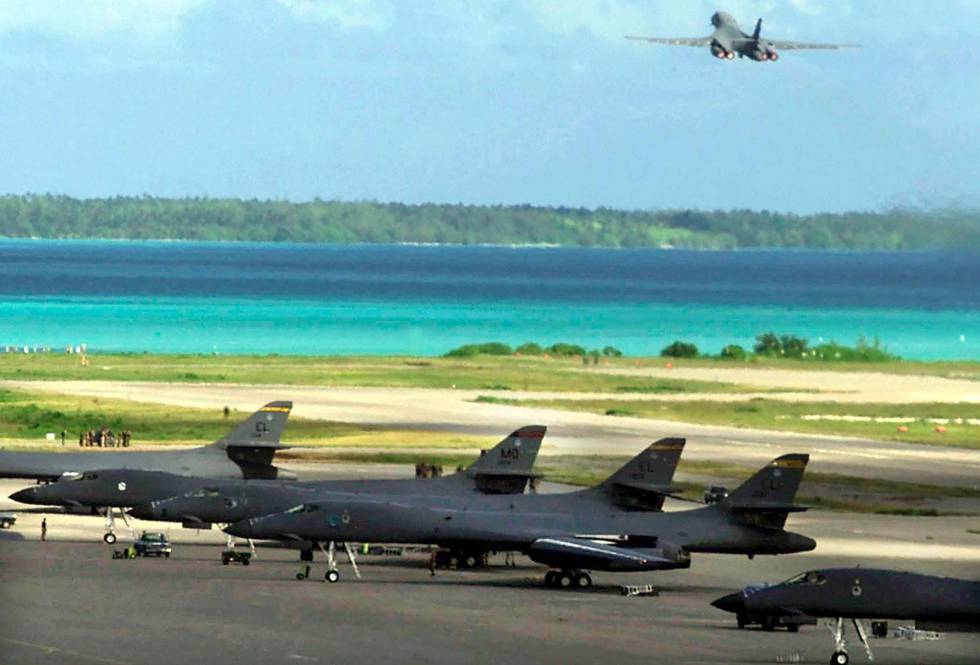 Un avión militar de EE UU sale de la isla de DIego García, durante la ofensiva en Afganistán, en octubre de 2001.