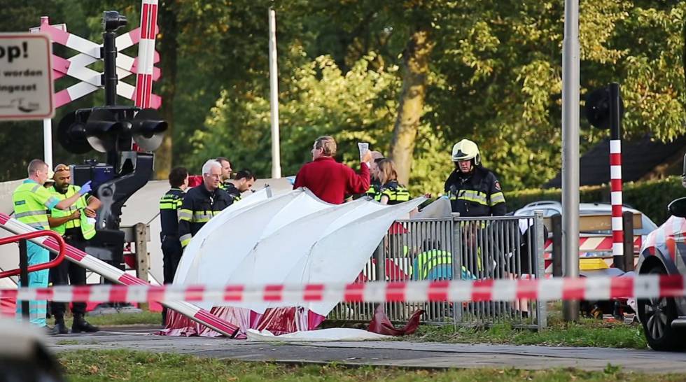 Los servicios de emergencia holandeses, tras el accidente en un paso a nivel en el que han muerto cuatro menores el 20 de septiembre de 2018. 