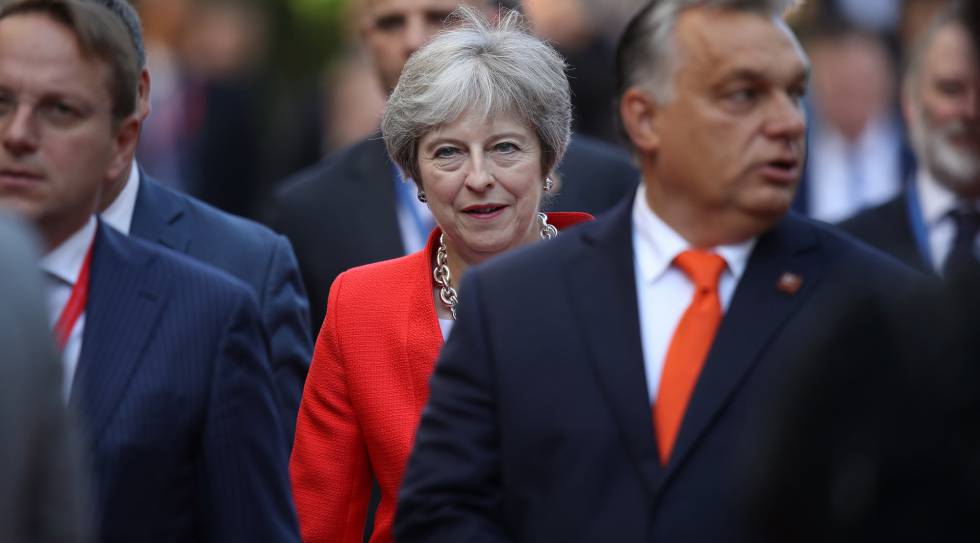 La primera ministra britÃ¡nica Theresa May llega a la sesiÃ³n de la cumbre de UE, este jueves en Salzburgo.