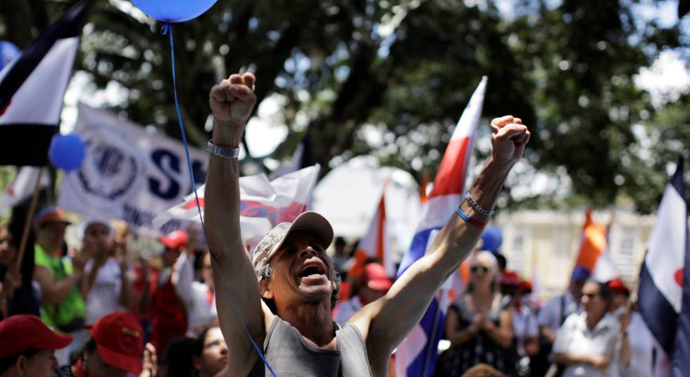 Un funcionario costarricense participa en un protesta este sábado.