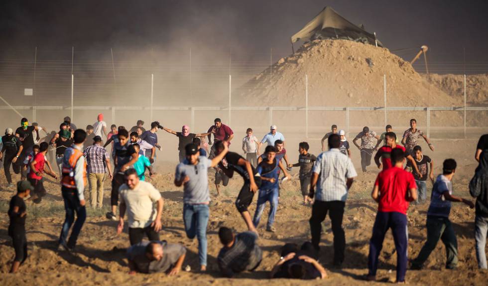 Palestinos se alejan de la valla fronteriza con Israel durante una nueva protesta, este viernes al este de la ciudad de Gaza.