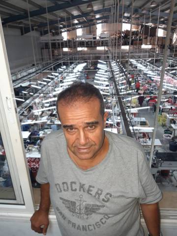 Bashir al Bawab, director de Unipal 2000, en la nave de la empresa textil en Gaza.