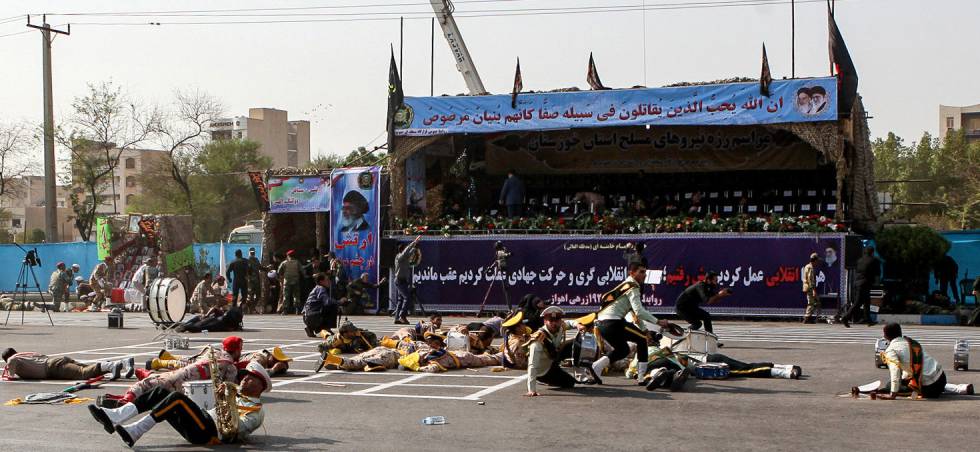 Soldados heridos por el ataque durante un desfile militar en la ciudad iraní de Ahvaz.