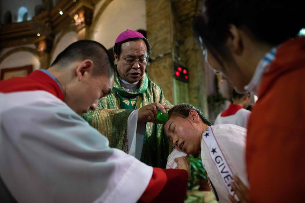 El obispo Joseph Li Shan bautiza a una mujer en la catedral de la Inmaculada ConcepciÃ³n, este sÃ¡bado en PekÃ­n.