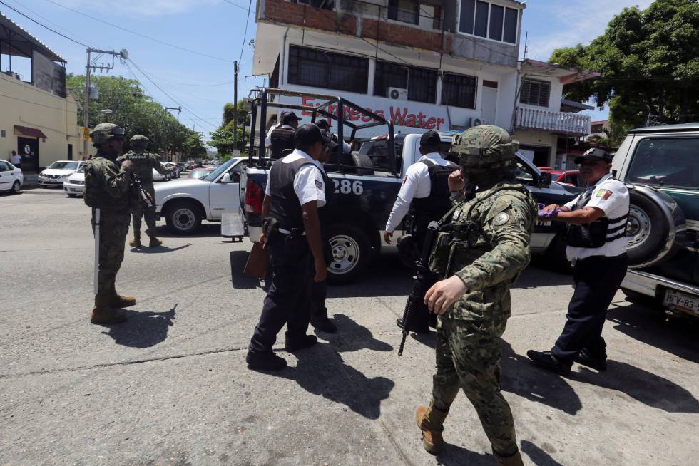 Elementos federales detienen a policías de Acapulco. 