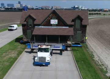 La espectacular mudanza de una enorme casa centenaria a bordo de un camión