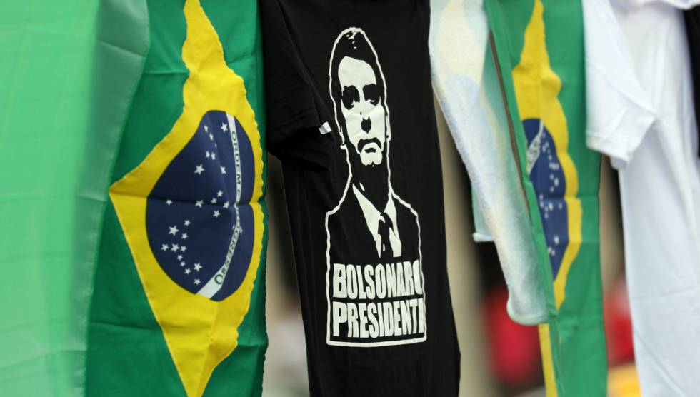 Camiseta de Bolsonaro al lado de banderas de Brasil. 