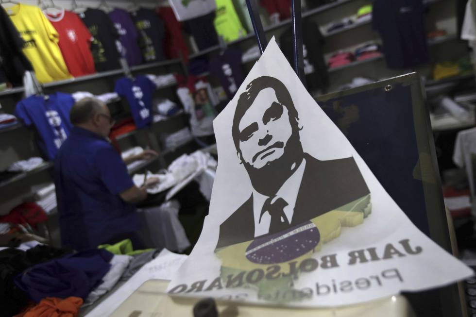 Una pegatina a favor de Jair Bolsonaro en una tienda de Brasilia