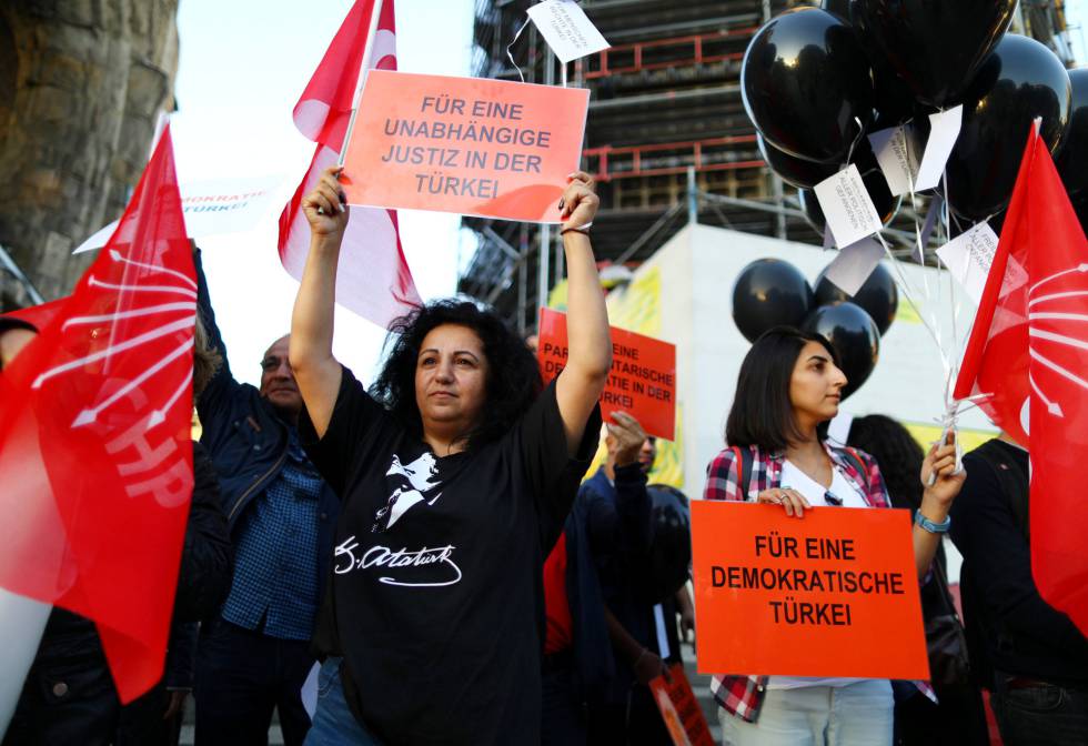 ManifestaciÃ³n por la democracia en TurquÃ­a durante la visita del presidente Erdogan a Alemania, el 28 de septiembre.