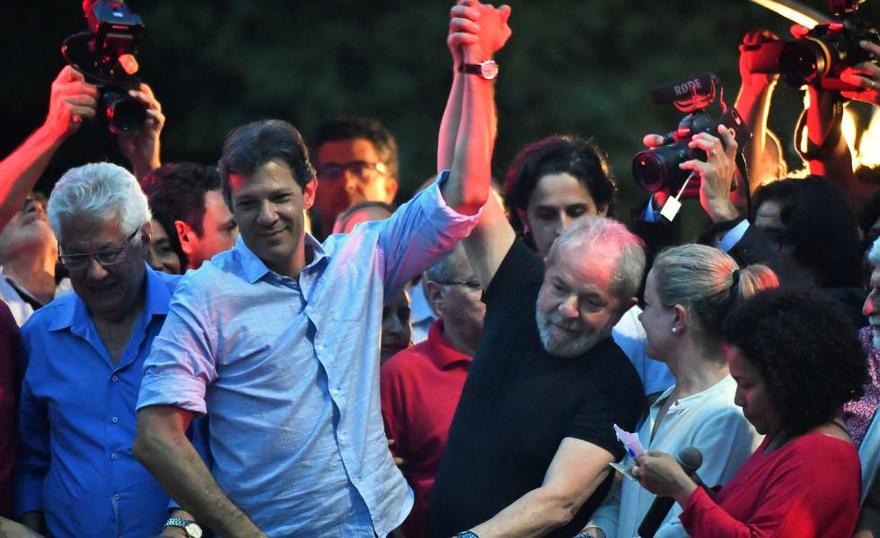 El expresidente Lula junto al exalcalde de SÃ£o Paulo Fernando Haddad durante una manifestaciÃ³n el pasado mes de enero. 