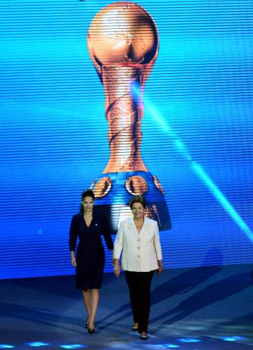 A la derecha, Dilma Rousseff, presidenta de Brasil, durante la celebración del Mundial de Fútbol en Río en 2014.