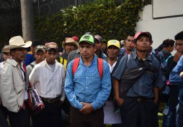 Campesinos engañados frente a la sede de Cicig en Guatemala