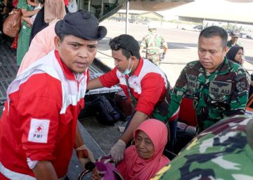 Un equipo de la Cruz Roja participa en las labores de rescate en Makassar.