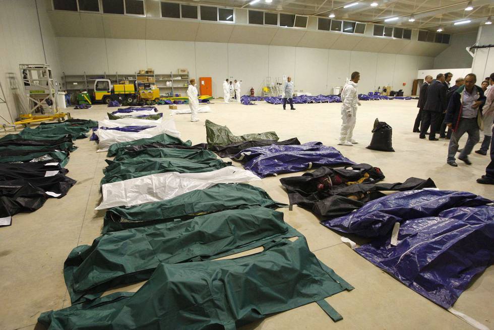 Los cadáveres de los ahogados el 3 de octubre de 2013 en un hangar de Lampedusa. 