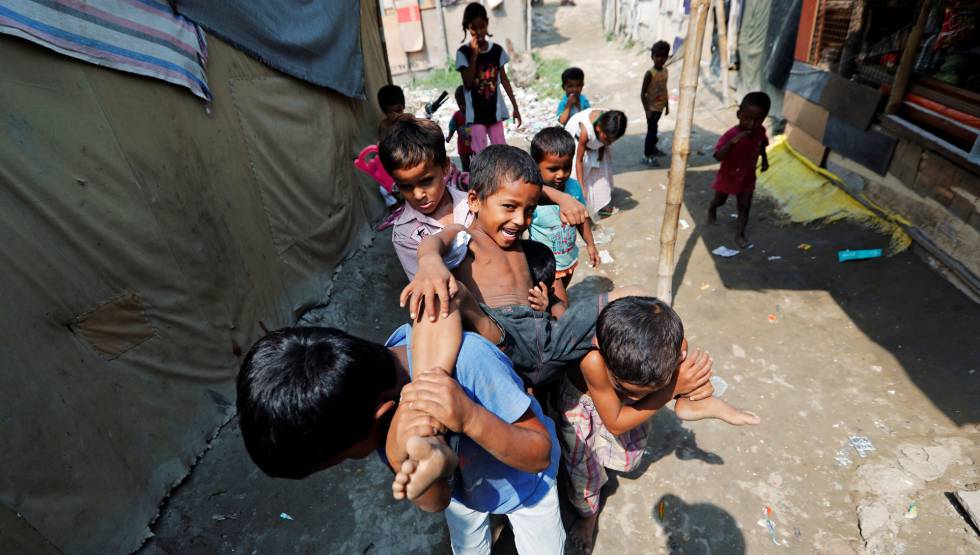 NiÃ±os rohingyÃ¡ juegan este jueves fuera de sus chozas, en Nueva Delhi.