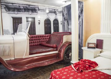 Los hoteles por horas de Buenos Aires se abren a tríos y parejas 'swingers'