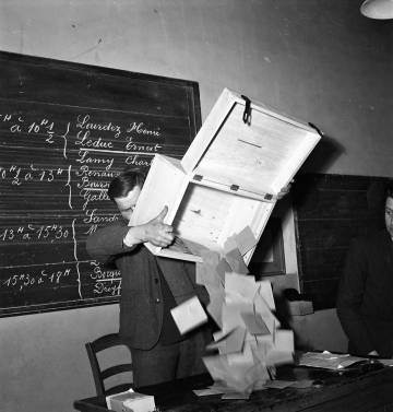 Recuento de votos tras unas elecciones en Francia en 1956.