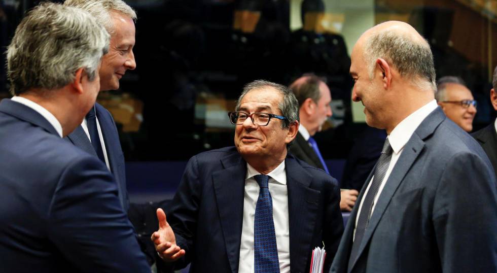 El ministro de Finanzas italiano, Giovanni Tria, junto al comisario de Asuntos EconÃ³micos, Pierre Moscovici en el Ãºltimo Eurogrupo.