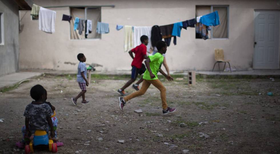 Niños congoleños juegan en el albergue Casa Bethania, en Piedras Negras.