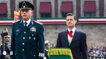 El general Salvador Cienfuegos junto a Peña Nieto