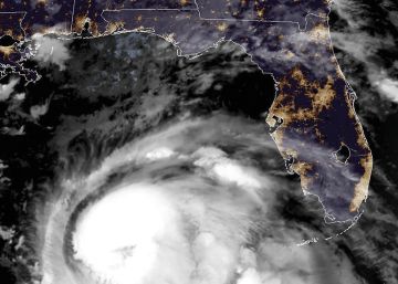 Imagen de satélite que muestra la ubicación del huracán a las 11:45 hora local de este martes.