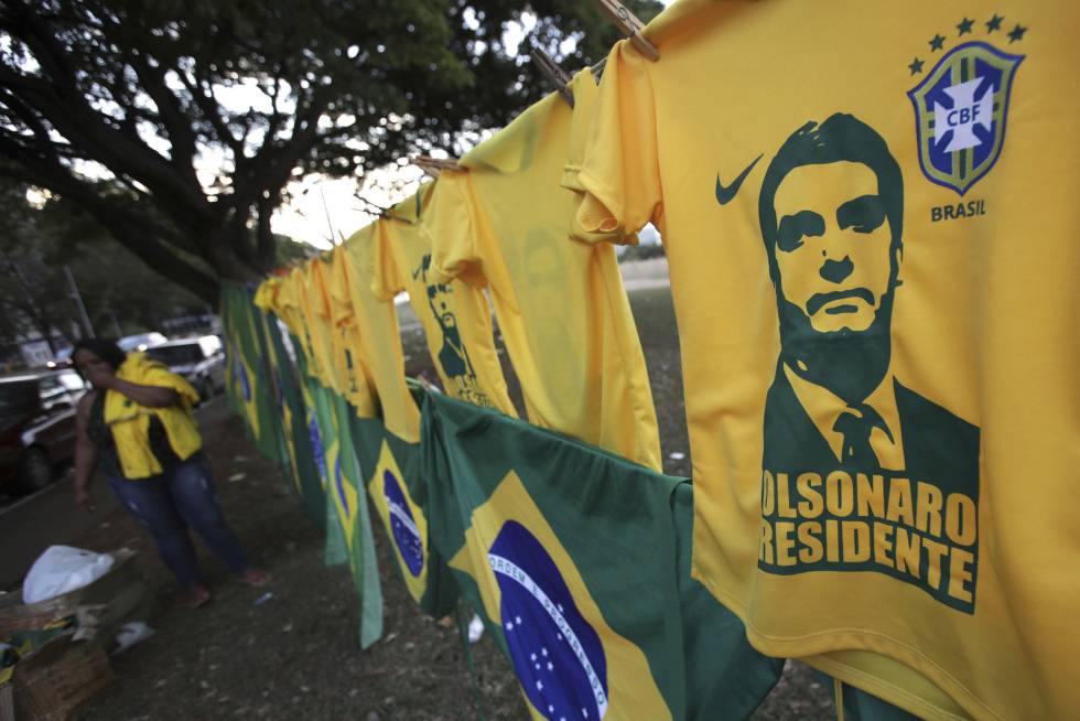 Playeras con la imagen de Jair Bolsonaro en Brasil.