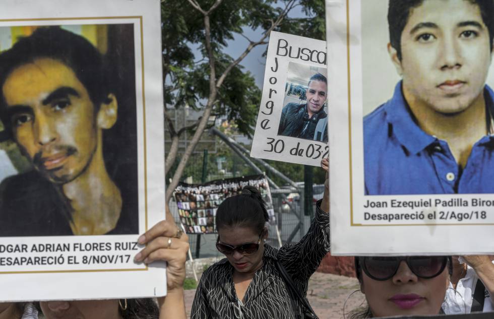 Familiares de personas desparecidas protestando a las afueras del Instituto Jalisciense de ciencias forenses.