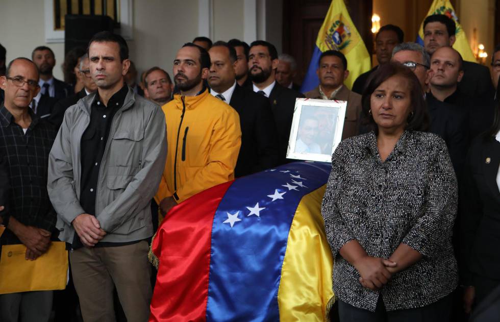 Diputados, familiares y amigos rinden homenaje a Albán.