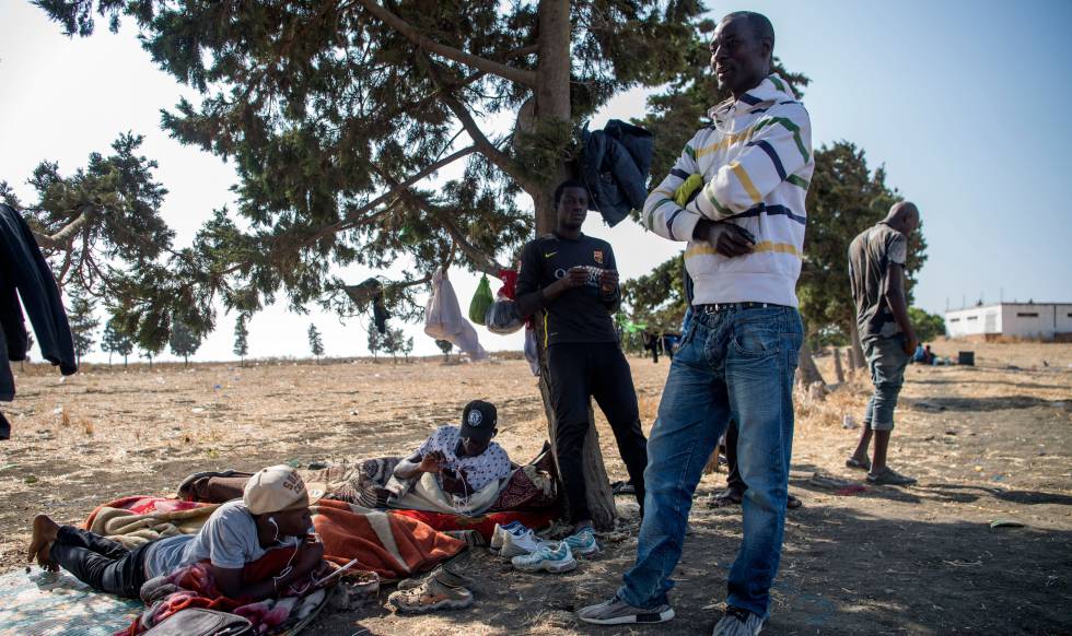 Un grupo de migrantes subsaharianos, en septiembre cerca de TÃ¡nger.