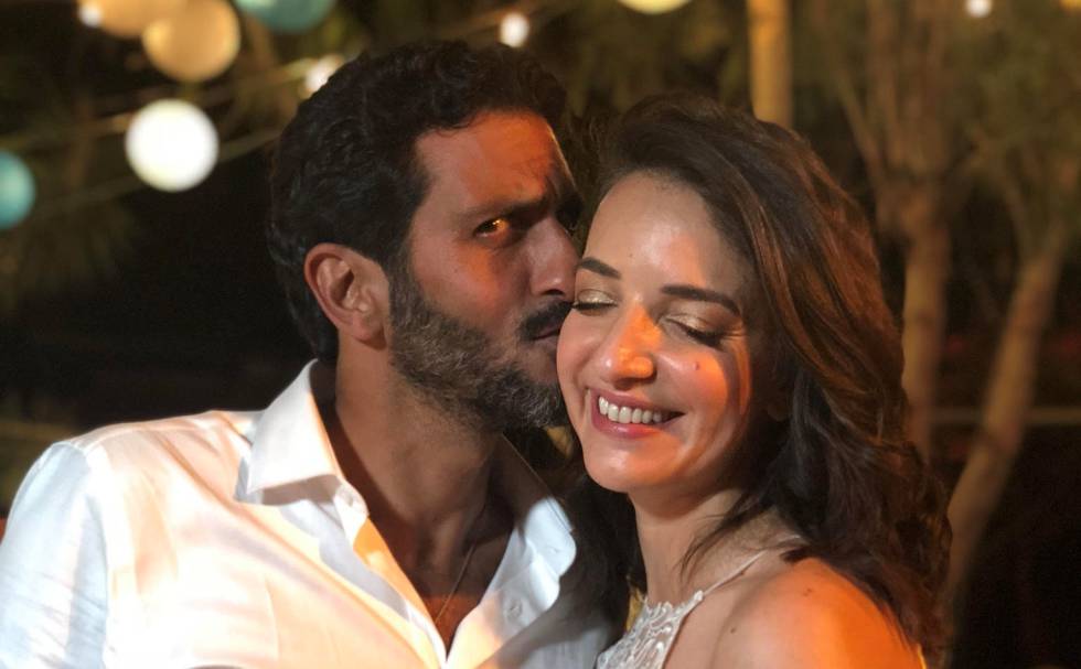 La periodista Lucy Aharish y el actor Tsahi Halev, el martes tras su boda en Israel.