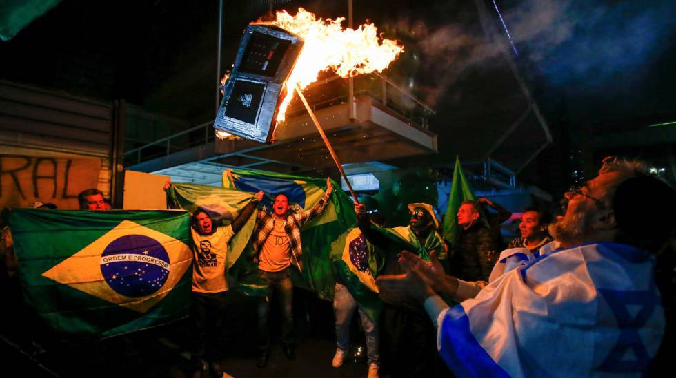 Partidarios de Jair Bolsonaro celebran los resultados electorales este domingo en Sao Paulo (Brasil).