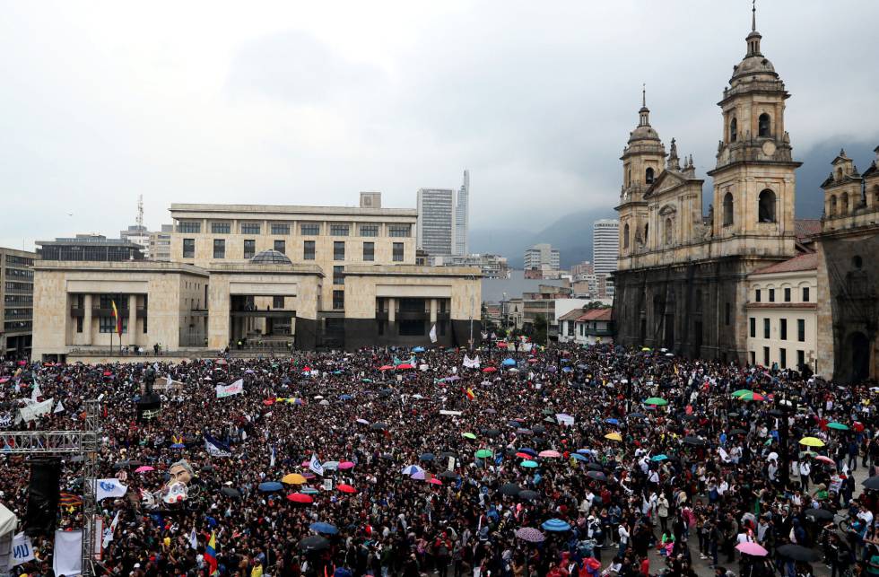 Miles de estudiantes colombianos abarrotan la plaza de BolÃ­var de BogotÃ¡.