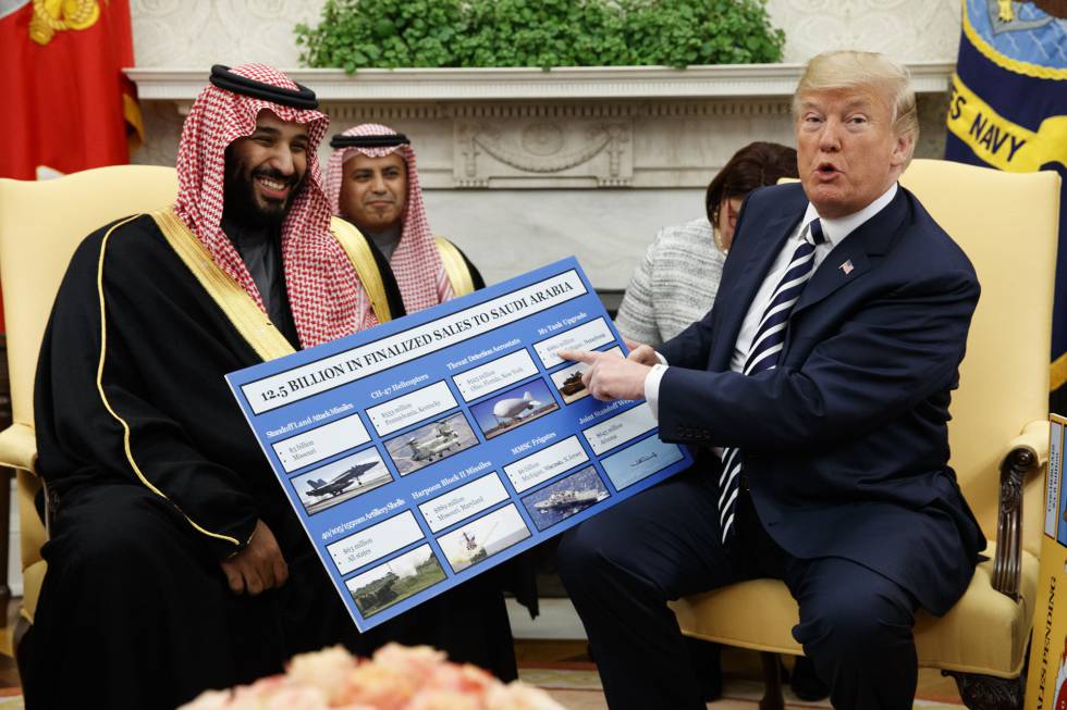 Trump, el pasado marzo en el Despacho Oval junto al herededor saudÃ, mostrando las ventas militares a Riad