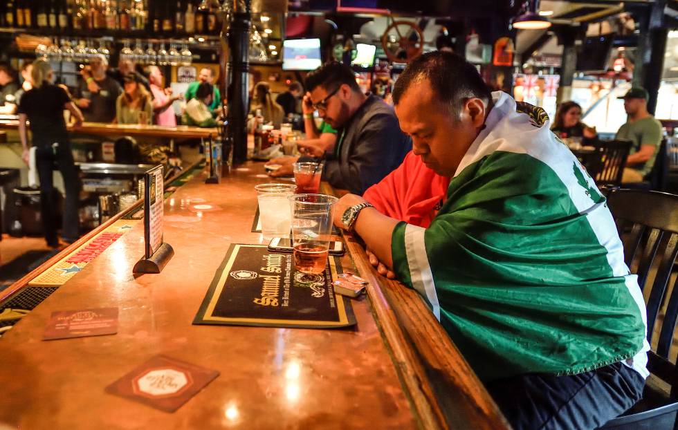 Un mexicano se toma una cerveza en un bar de California. 