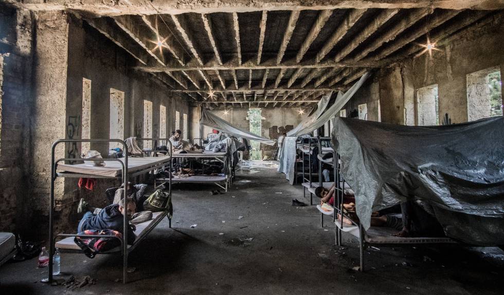 La Ãºnica habitaciÃ³n con literas del inmueble de BihaÃ§ (Bosnia) en el que duermen migrantes y refugiados