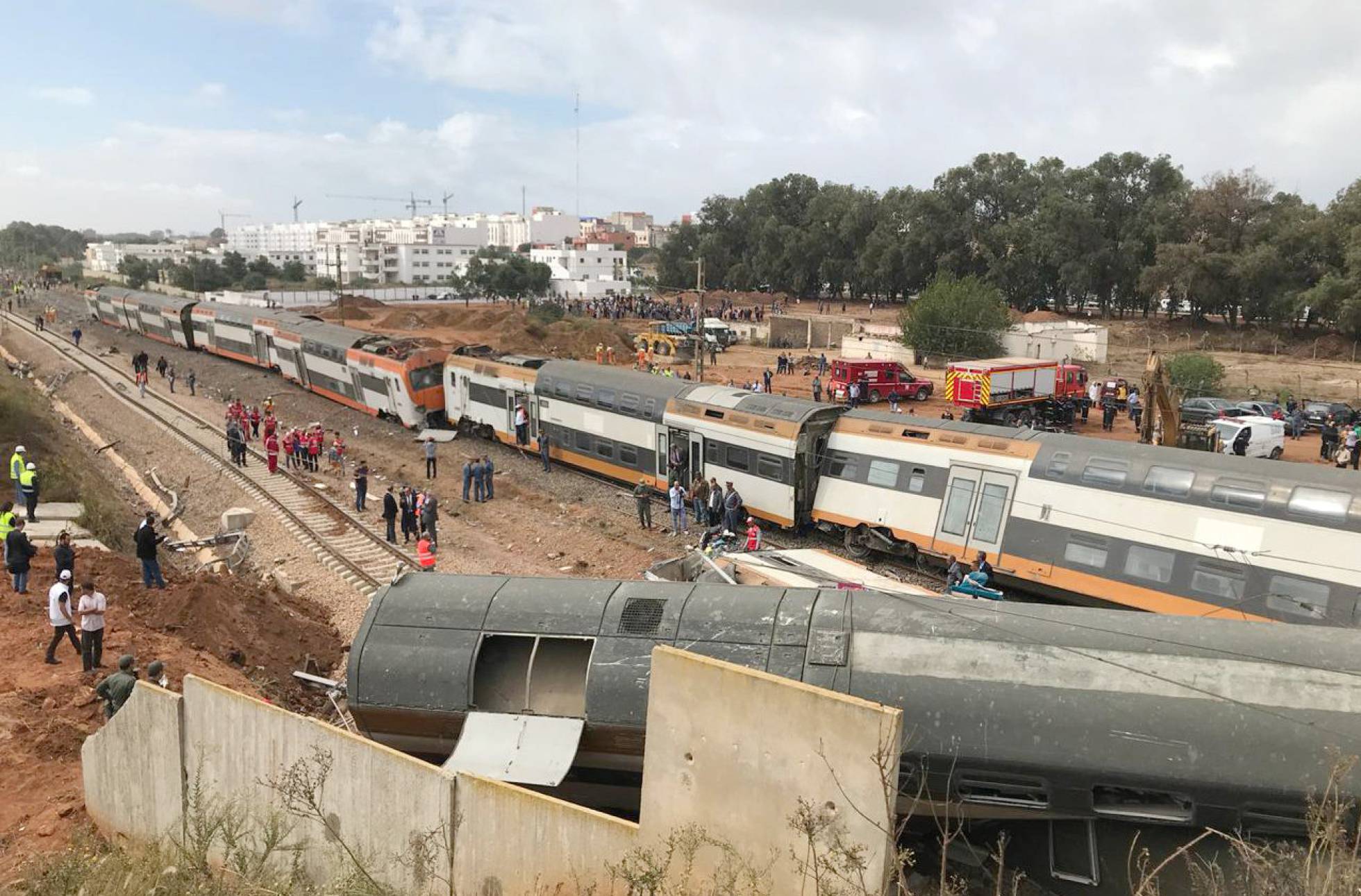 Vista general del tren de pasajeros que ha descarrilado este martes cerca de Rabat, en Marruecos.