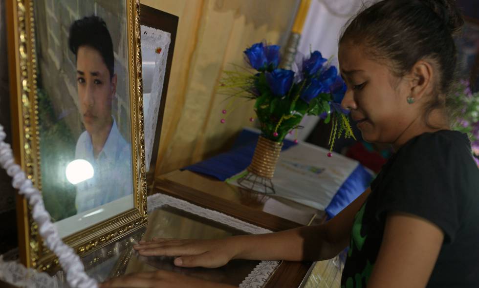 Un familiar durante el funeral de Leylin Chaverría, fallecido en Jinotega el 24 de julio.