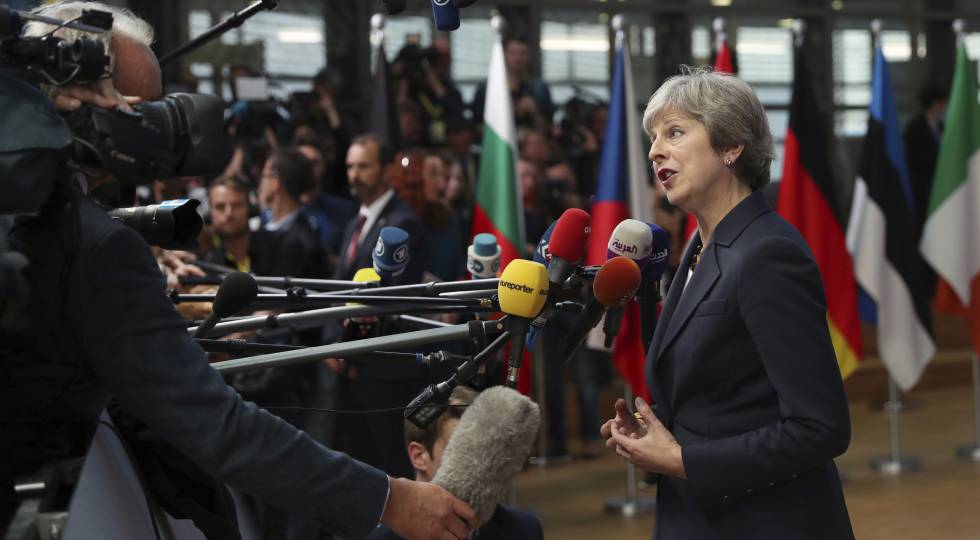 La primera ministra británica, Theresa May, atiende a los medios a su llegada este miércoles a la cumbre de Bruselas.