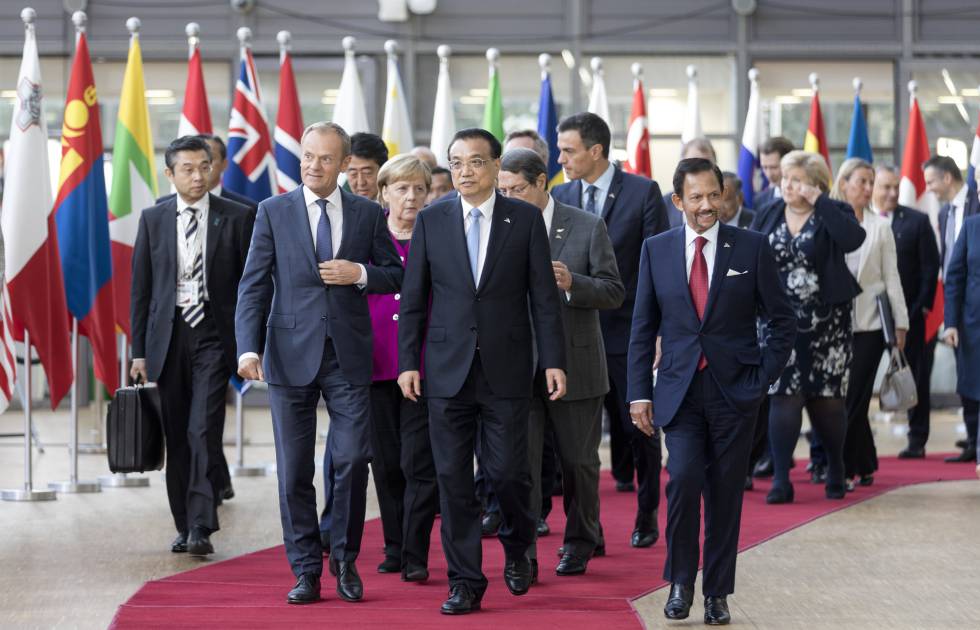 Los lÃderes europeos y asiáticos durante la 12 cumbre ASEM en Bruselas.