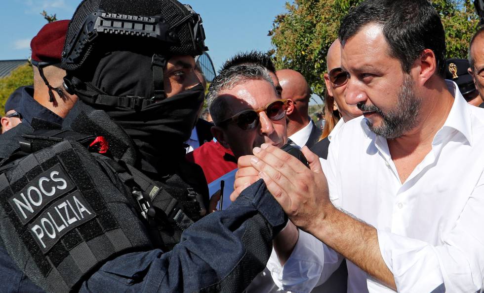 Matteo Salvini saludo a policía antidisturubios en Roma.