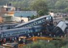 Al menos 50 muertos tras arrollar un tren a una multitud en el norte de India