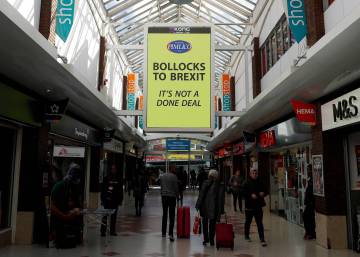 “Hasta los huevos del Brexit”: el cartel de un empresario millonario que irrita a los euroescépticos de Reino Unido