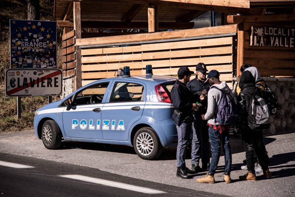 La policÃ­a italiana identifica a varios migrantes que intentan cruzar a Francia desde Claviere.