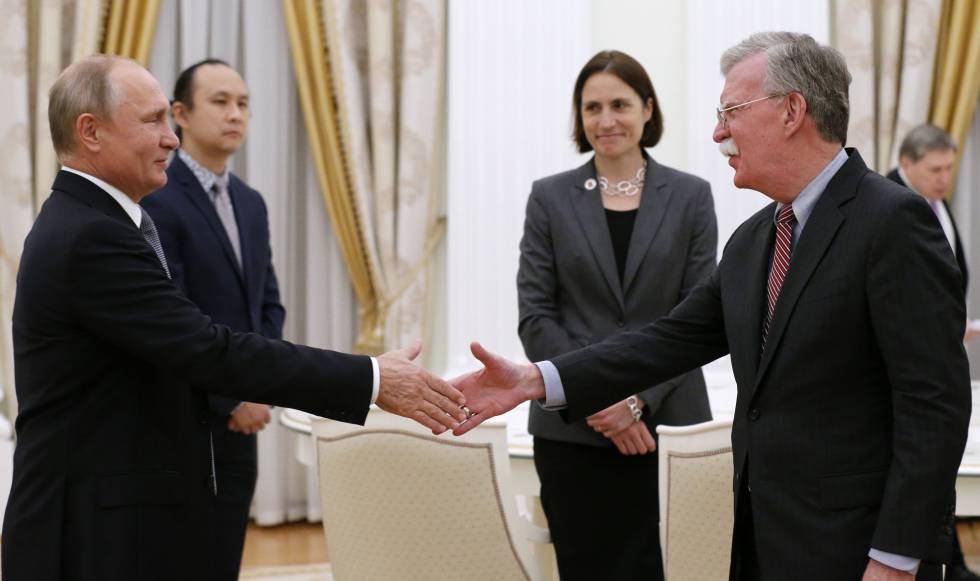 El presidente ruso,VladÃmir Putin, y el asesor de Seguridad Nacional de EE UU, John Bolton, este martes en Moscú.
