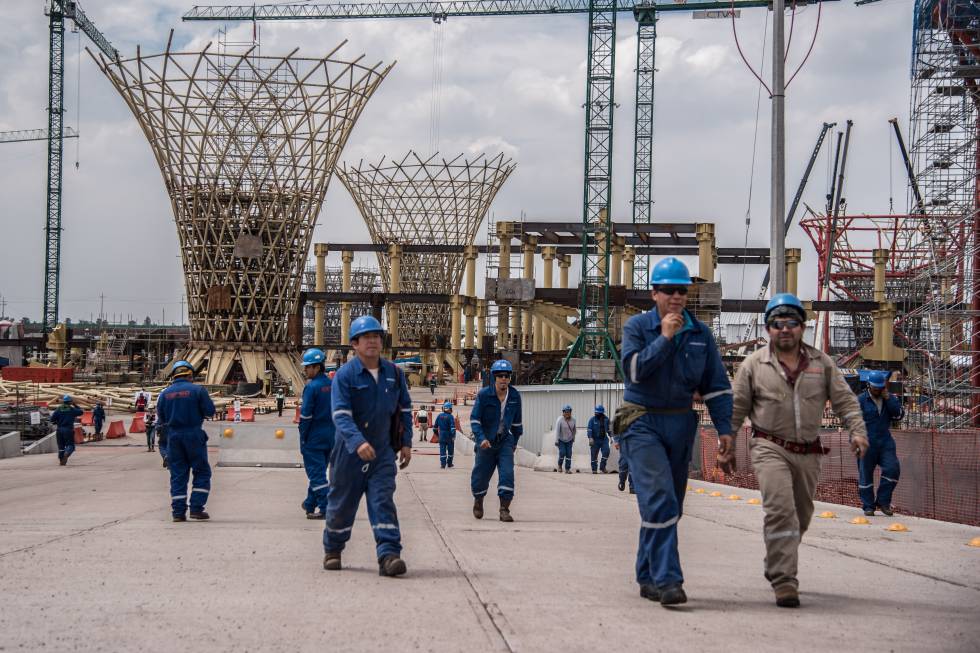 Trabajadores en las obras del nuevo aeropuerto de Ciudad de México.