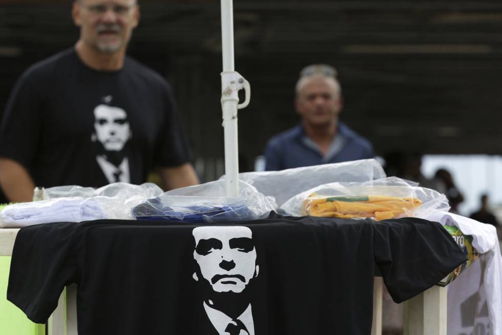 Venta de camisetas con el retrato del ultra Bolsonaro este miÃ©rcoles en Brasilia. 