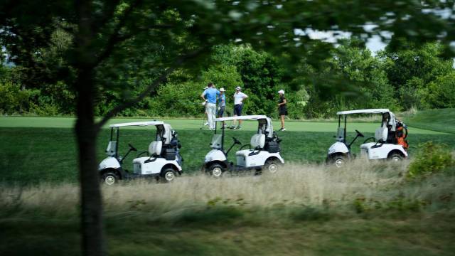 Aficionados jugando al golf en el club de Donald Trump en Bedminster