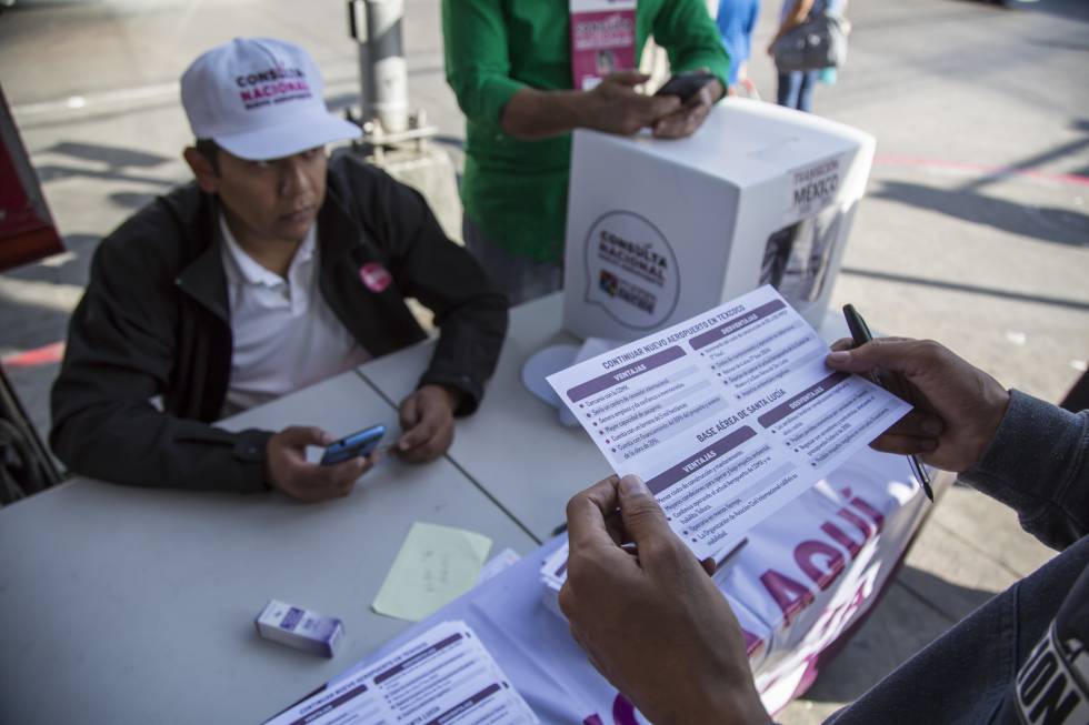 Una mesa de la consulta sobre el aeropuerto en Tijuana, Baja California.