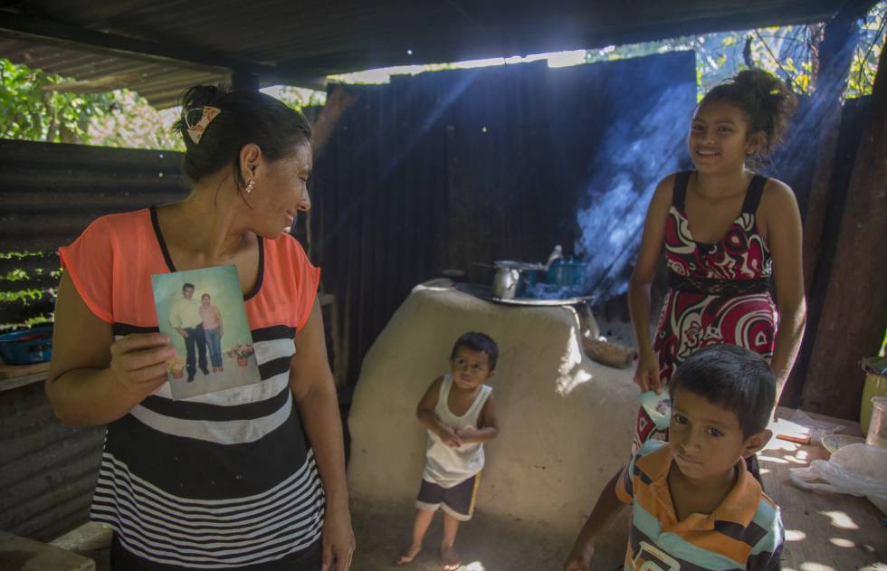 Edis HernÃ¡ndez, en la localidad hondureÃ±a de El Negrito, Yoro, sujeta una fotografÃ­a de su marido Manuel, quien se uniÃ³ a la caravana de migrantes en direcciÃ³n a EEUU.