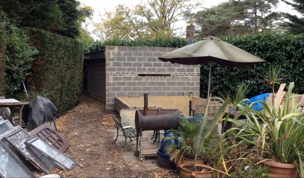 Imagen de una caseta levantada en el jardÃn de una casa donde vivÃa una persona en condiciones de esclavitud.